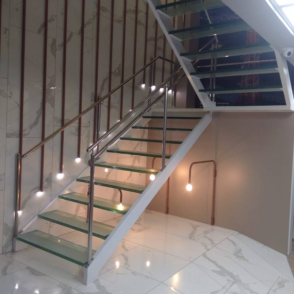 Escada Metálica com Vidro